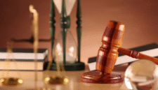 Pemeriksaan di sidang pengadilan dibedakan menjadi acara cepat, singkat, dan biasa. Simak juga hubungan antara pra-peradilan dan proses dakwaan.