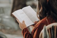 Bagaimana cara mengetahui tema sebuah novel? 