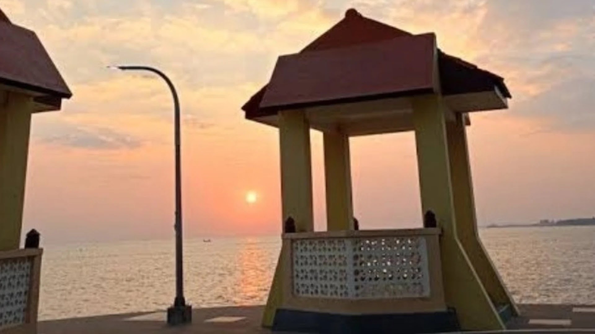 10 Pantai Tuban Paling Populer yang Menjanjikan Panorama Keindahannya