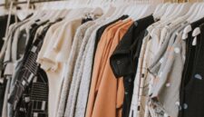 Strategi pengelolaan media sosial Uniqlo terbukti efektif meningkatkan keuntungan dan loyalitas pelanggan di pasar pakaian global yang terus berkembang.