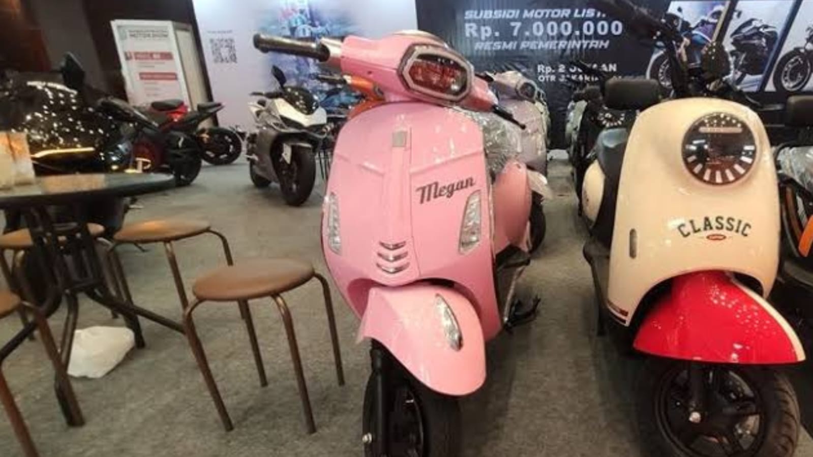 ZPT Nimbuzz NYX: Motor Listrik Mirip Vespa dengan Harga Terjangkau di GIIAS 2024