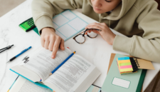 Sengketa batas tanah Rahmat Hidayat, solusi hukum, bukti kepemilikan, dan cara damai menyelesaikan konflik tanah.