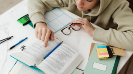 Sengketa batas tanah Rahmat Hidayat, solusi hukum, bukti kepemilikan, dan cara damai menyelesaikan konflik tanah.