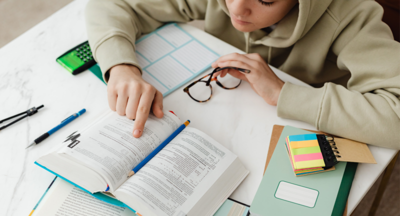 Sengketa batas tanah Rahmat Hidayat, solusi hukum, bukti kepemilikan, dan cara damai menyelesaikan konflik tanah.