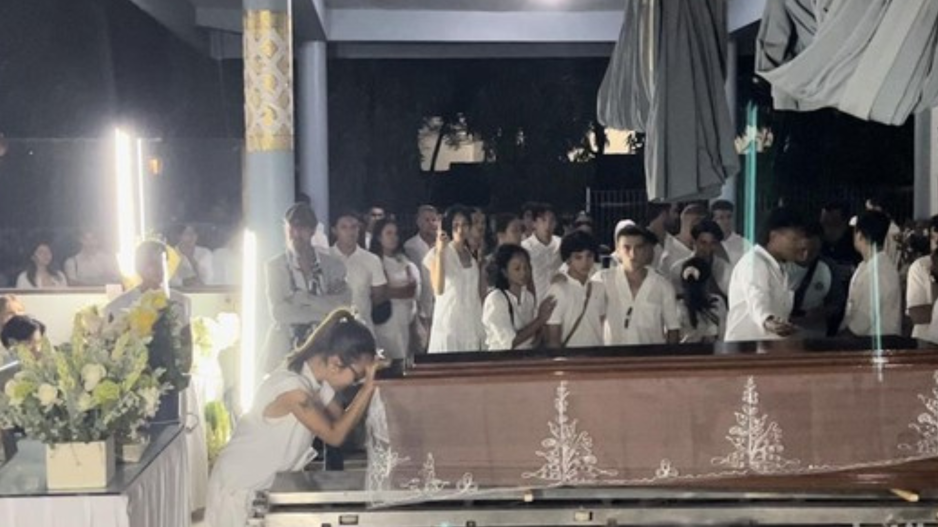 Tangis Jennifer Coppen Pecah Iringi Proses Kremasi sang Suami