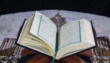 Jelaskan Peranan Agama Sebagai Sumber Akhlak Menurut Isi Kandungan QS Al-Ahzab/33:21