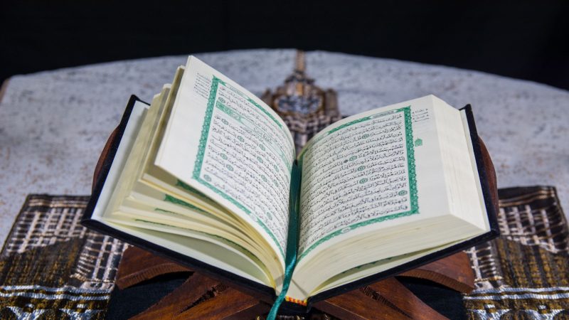 Jelaskan Peranan Agama Sebagai Sumber Akhlak Menurut Isi Kandungan QS Al-Ahzab/33:21