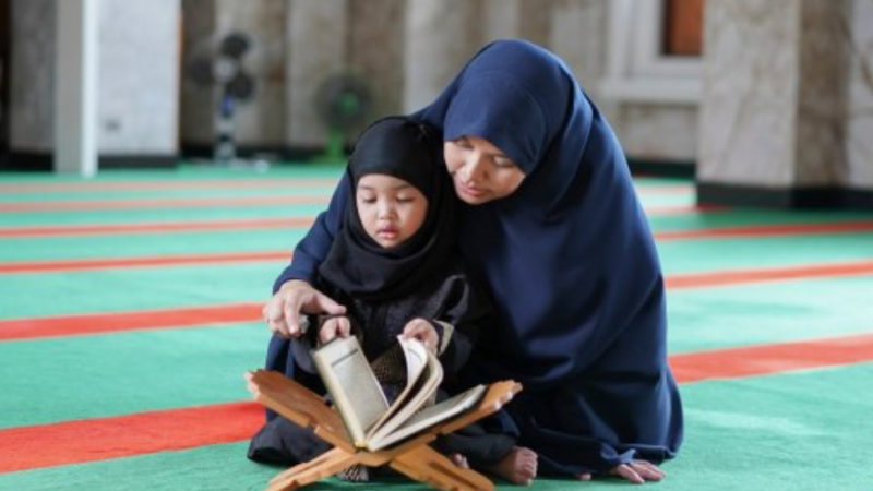Bagi kalian yang sedang mencari referensi jawaban soal tuliskan satu ayat Al-Quran atau hadits beserta tafsir atau syarahnya yang menunjukkan kewajiban menuntut ilmu, silahkan simak artikel ini sampai selesai.