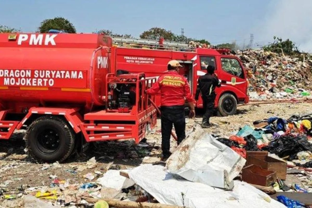 Perjuangan Melawan Kebakaran di TPA Randegan Mojokerto: Api Belum Padam Setelah Tiga Hari