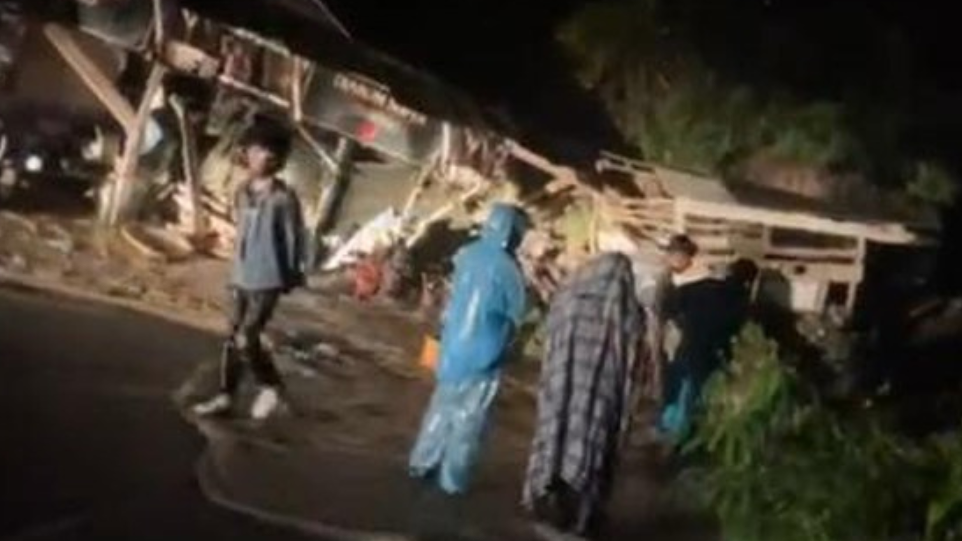 Longsor Cianjur Tutupi Ruas Jalan hingga Seret Warung