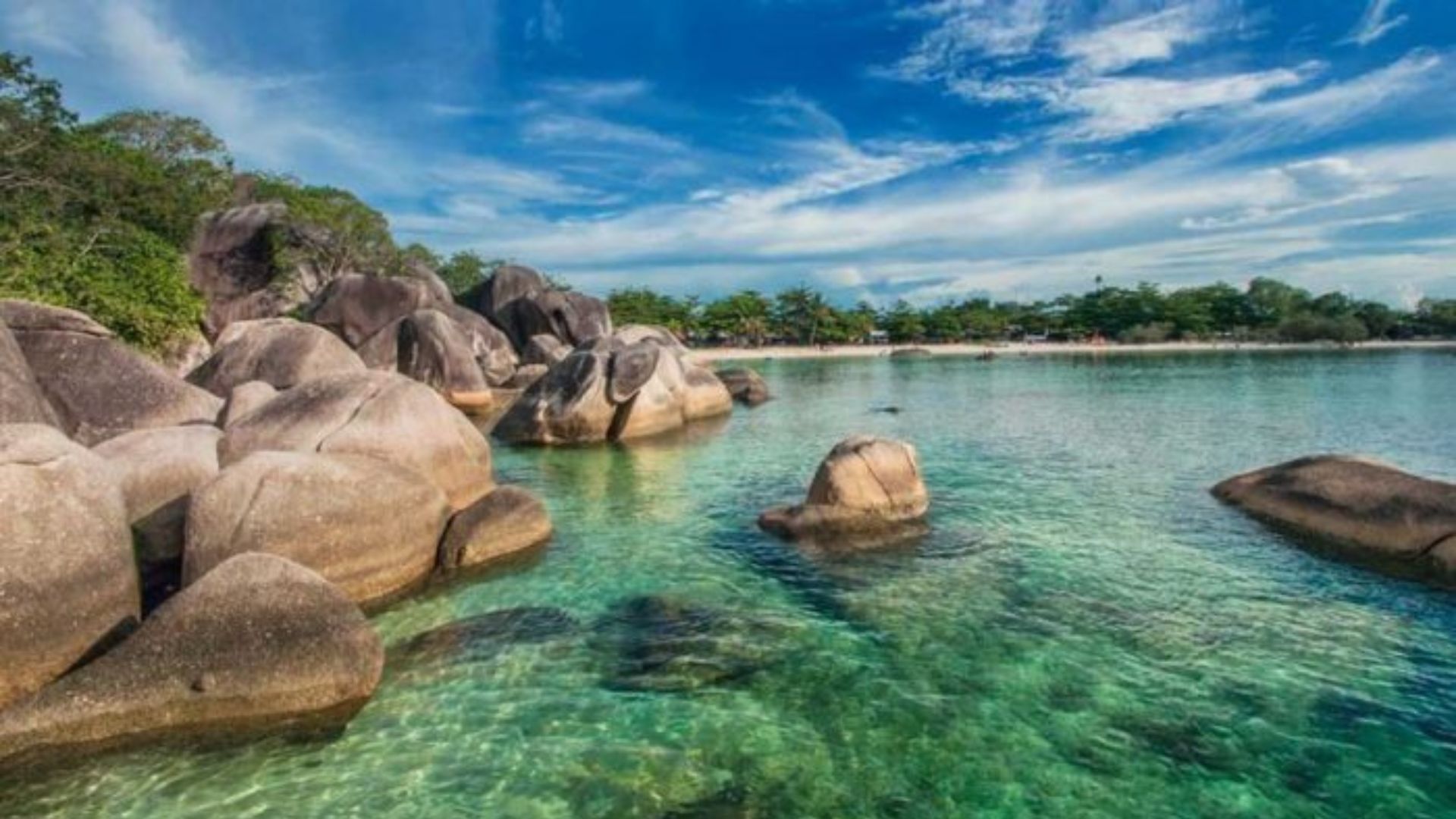 Pantai Tanjung Tinggi, Pesona Batu Granit yang Memukau dan Laut Biru yang Jernih
