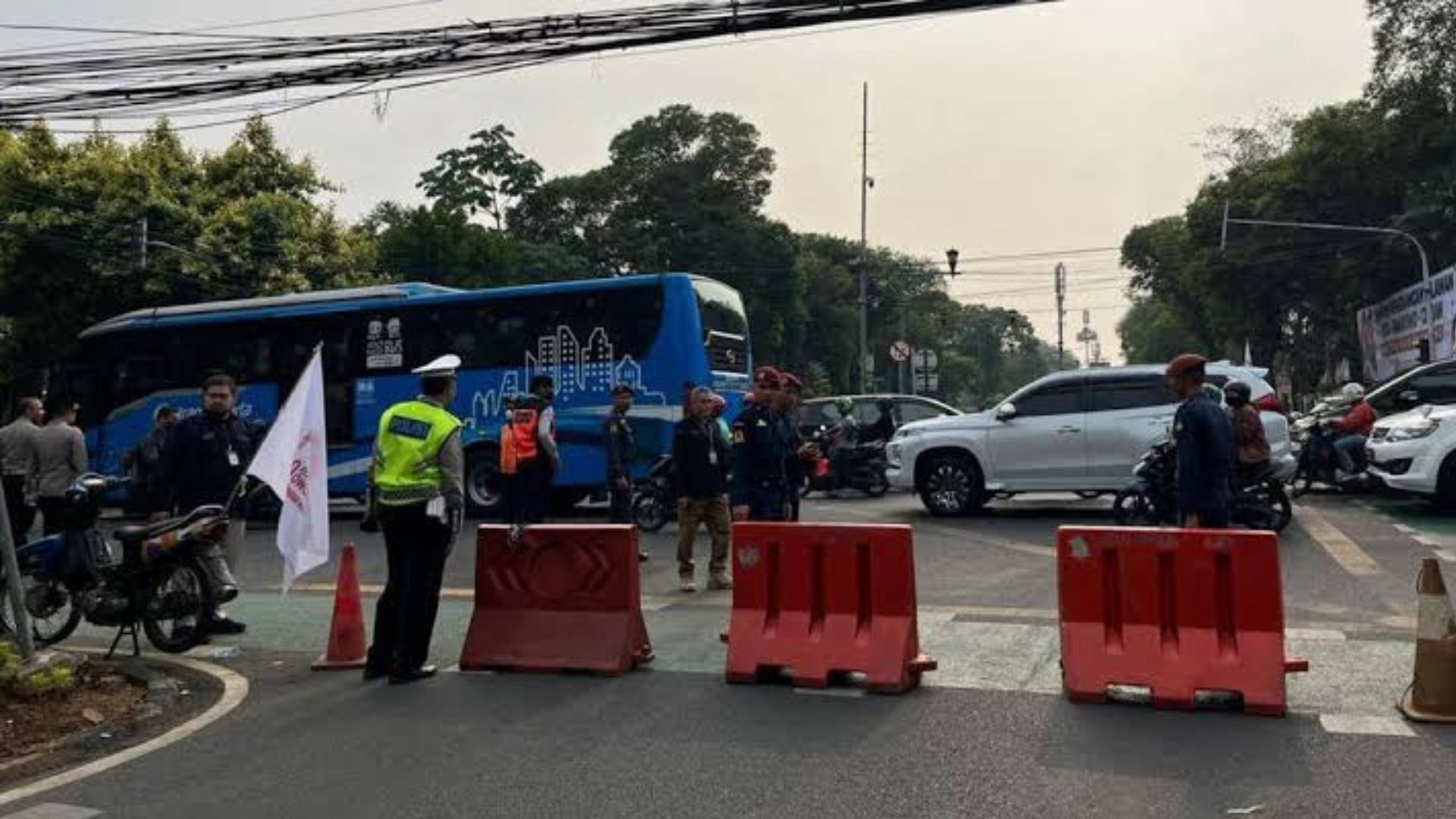 Jelang Debat Capres 2024, Jalan Di Depan KPU Ditutup