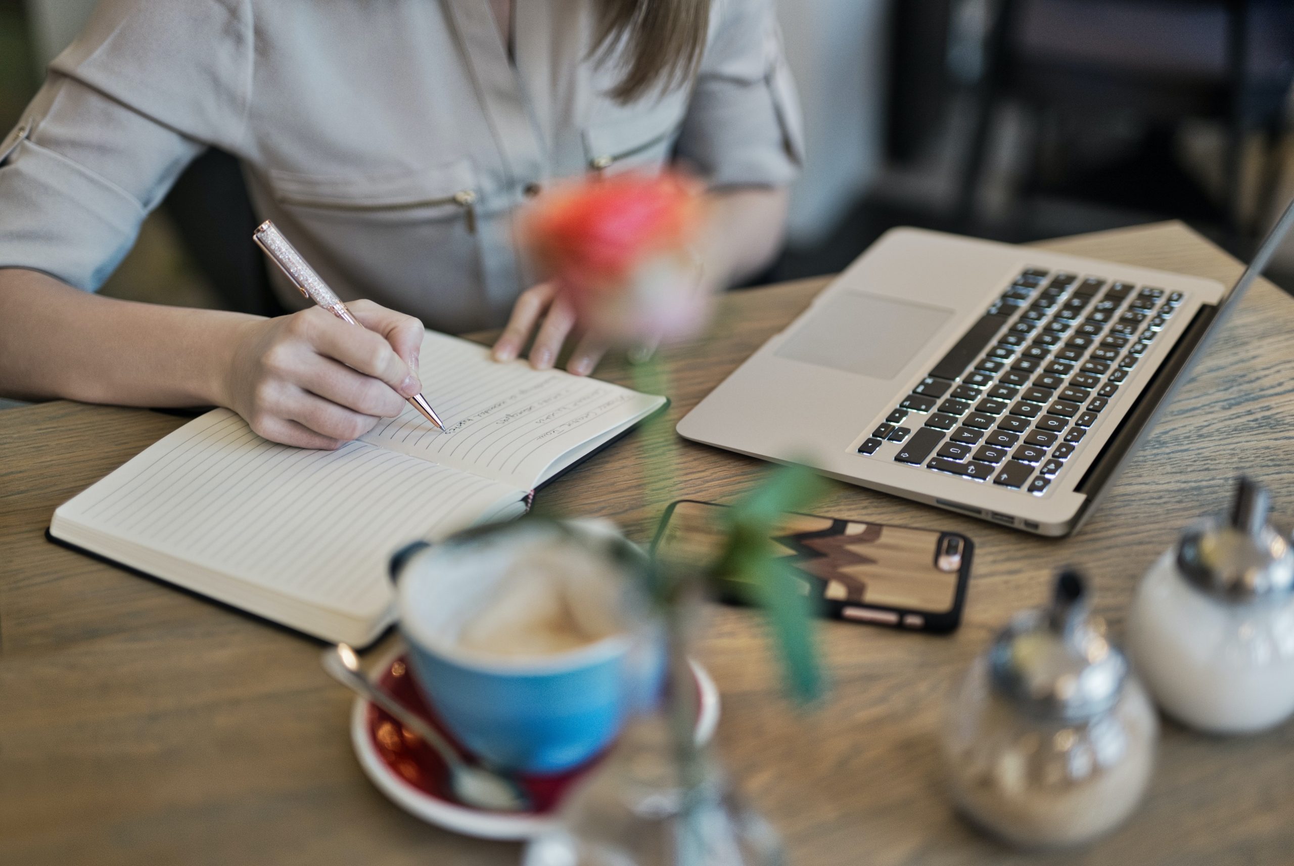 Berpetualang di Dunia Tulis Menulis: Kenapa Menjadi Freelance Writer Itu Menarik?