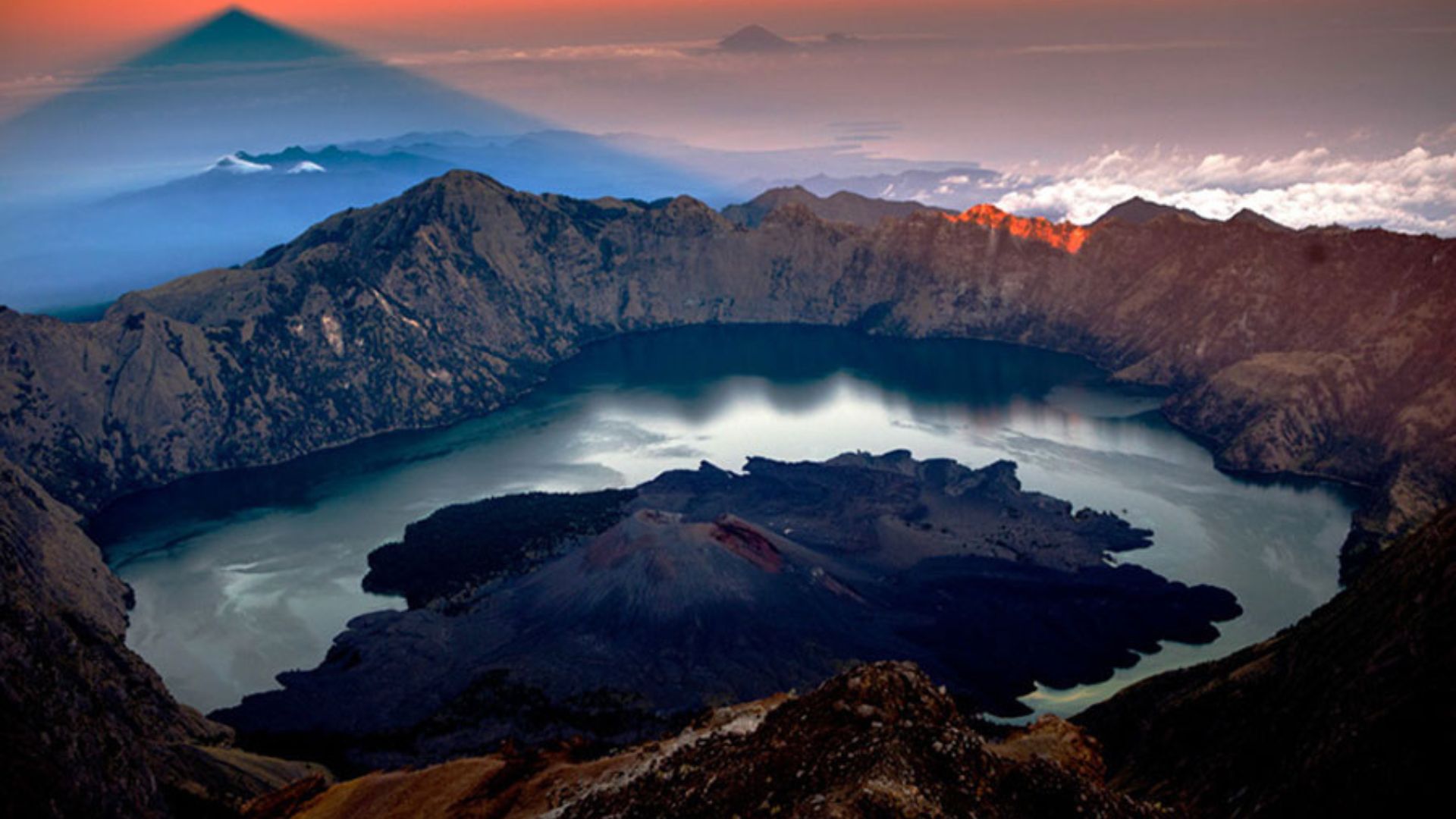 Butuh Healing Seru Bersama Besti? Yuk Intip Pesona Gunung Rinjani yang Kerap jadi Tujuan Pendakian