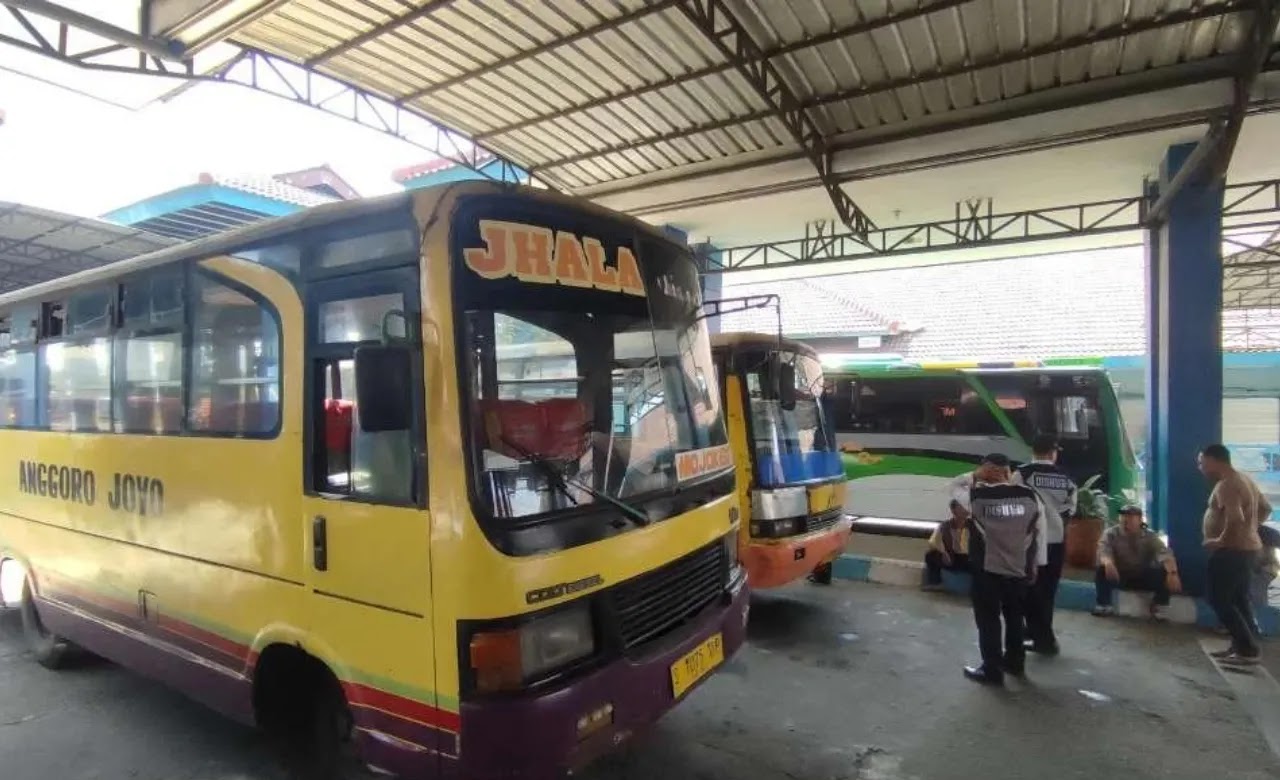 Operasi Gabungan UPT LLAJ Mojokerto di Terminal Kertajaya: 20 Bus Tak Layak Jalan