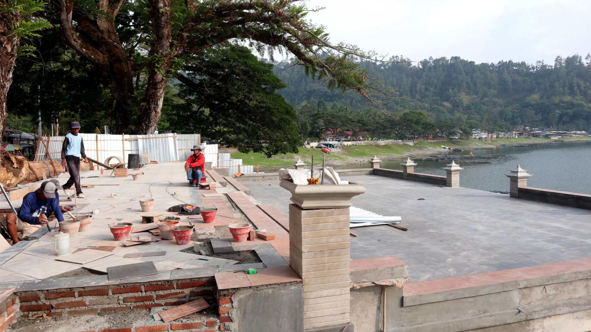 Belum diresmikan, Tribun Telaga Ngebel diserbu Wisatawan