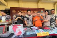 Pihak kepolisian saat menggelar ungkap kasus pengedaran Upal di Mojokerto (Dok. Ist)