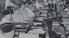 Sidang BPUPKI pertama membahas dasar negara dan rancangan UUD Indonesia, yang menjadi fondasi kemerdekaan Indonesia
