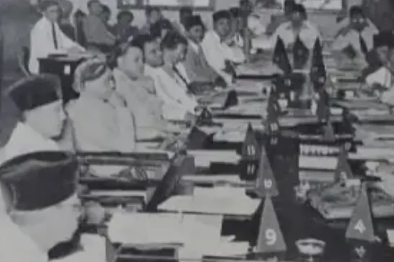 Sidang BPUPKI pertama membahas dasar negara dan rancangan UUD Indonesia, yang menjadi fondasi kemerdekaan Indonesia