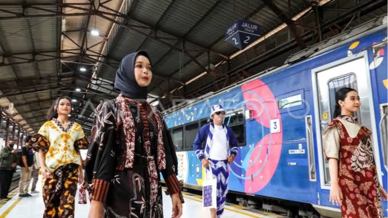 Skybridge Fashion Walk Tampilkan Keunikan Batik Banyumas di Stasiun Purwokerto