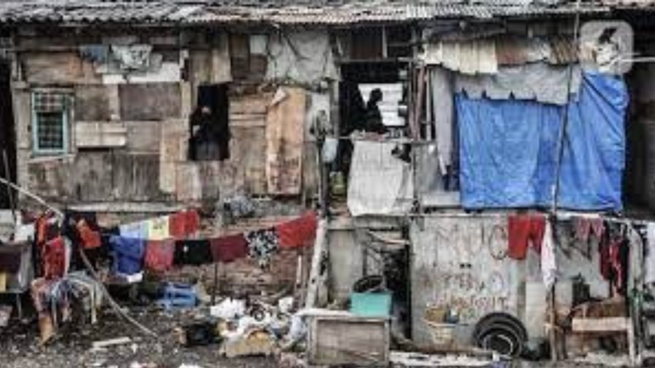 Dari PHK, Judol, hingga Air Kemasan: Faktor Penyebab Kelas Menengah di Indonesia Terjun ke Level Ekonomi Rendah