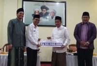 Kemenag saat memberikan bantuan kepada Ponpes Lirboyo (Dok. Ist)