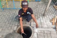 Warga saat menunjukkan lokasi sumur panas (Dok. Ist)