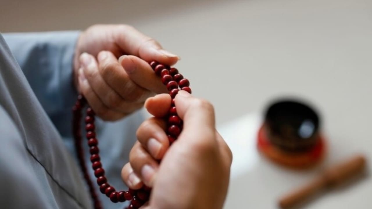 Keutamaan Doa Dimudahkan Rezeki di  Pagi Hari: Bersaksi Kepada Allah dan Malaikat-Nya