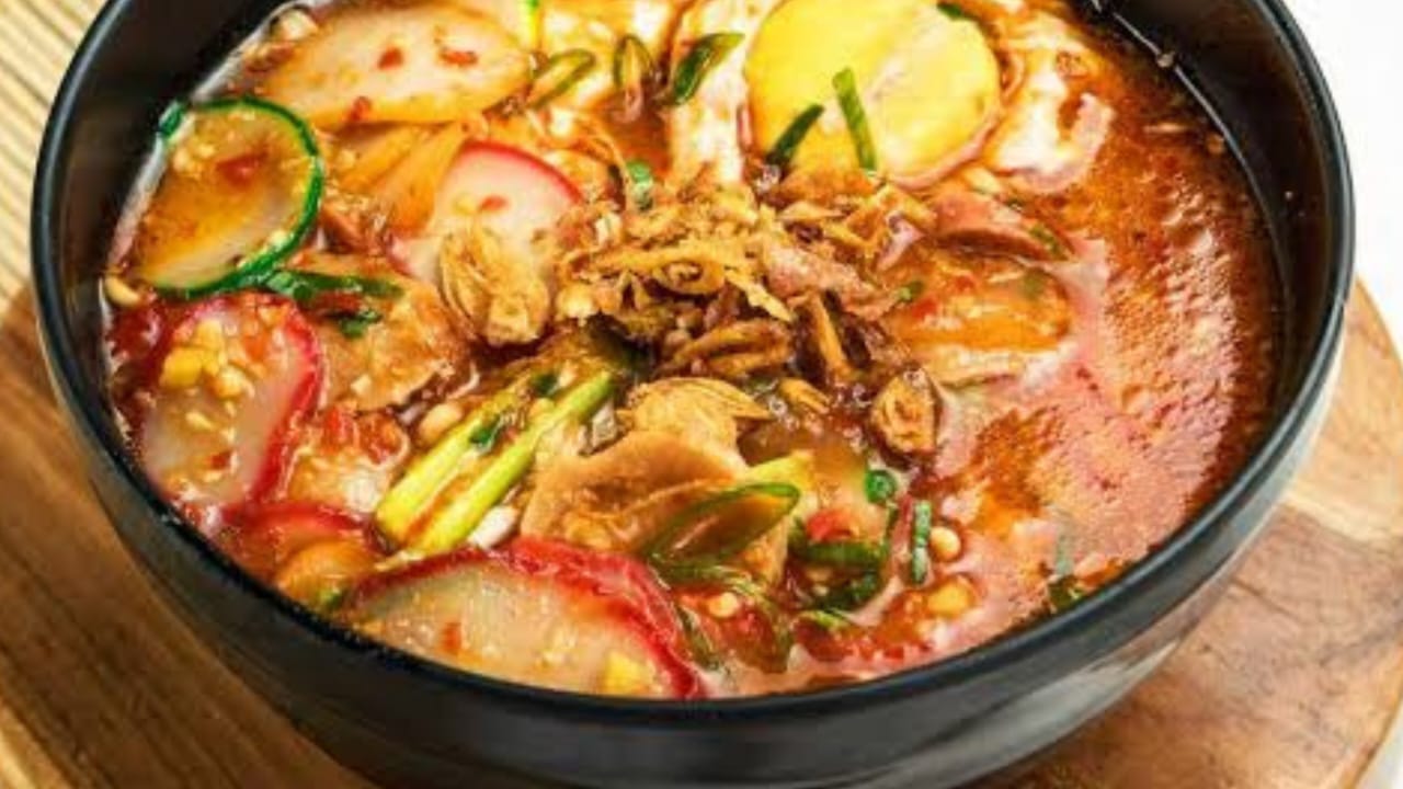Seblak: Sensasi Pedas Gurih dari Bandung yang Sedang Hits