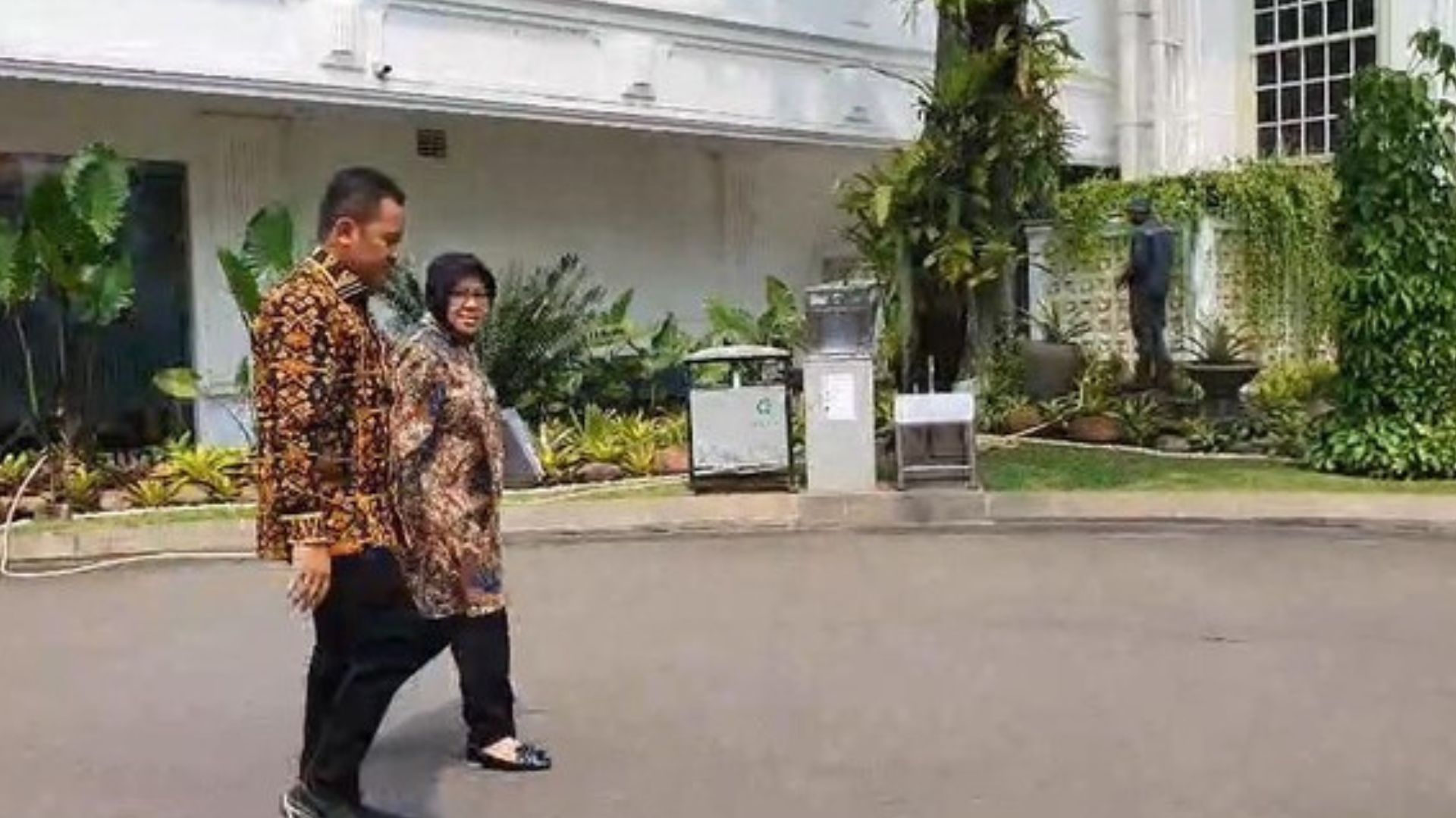 Mensos Tri Rismaharini Hadiri Rapat Terbatas