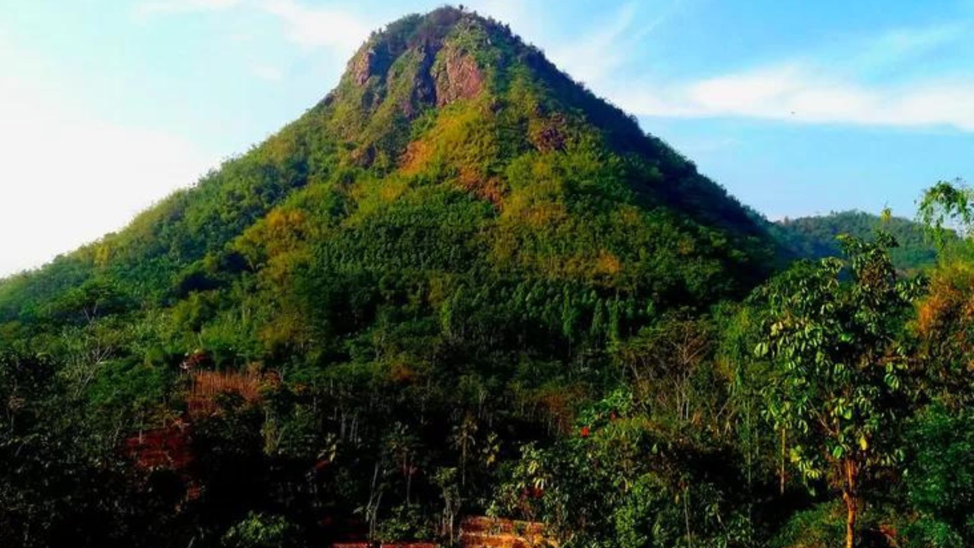 Daya Tarik Gunung Kutawaringin Bandung, Medan Pendakian Bikin Wisatawan Ketagihan dan Gak Mau Pulang