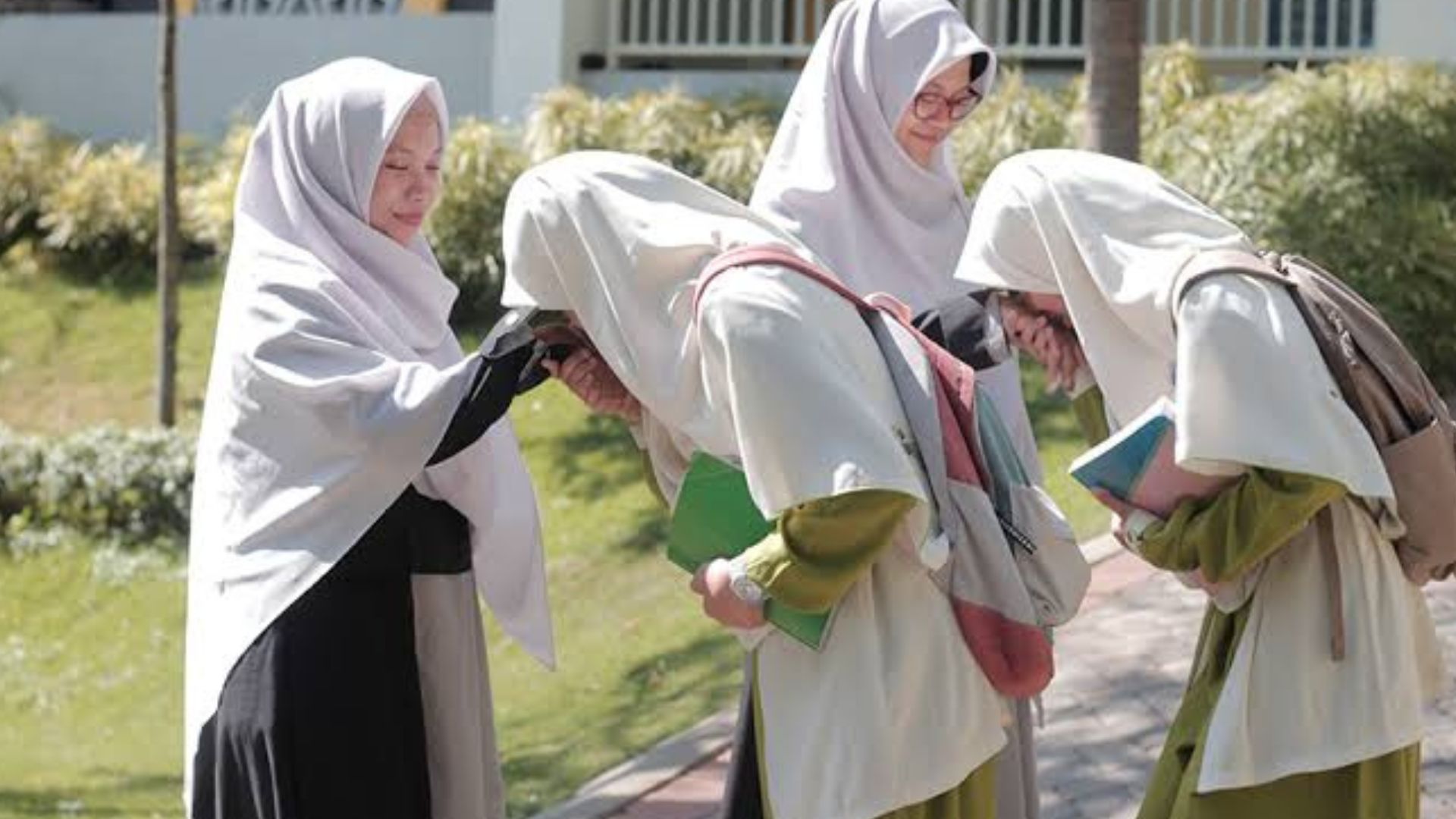 Menuntut ilmu hendaknya dengan niat yang lurus