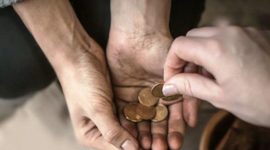 Allah Memberikan Perintah untuk Saling Berbagi Diantaranya Melalui Hadiah dan Sedekah, Jelaskan Makna Hadiah dan Sedekah?