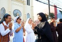 Penasaran bagaimana agama bisa membentuk perilaku seseorang? Artikel ini akan mengungkap pengaruh agama terhadap akhlak dan moral manusia.