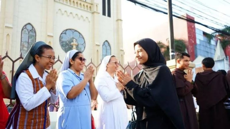 Penasaran bagaimana agama bisa membentuk perilaku seseorang? Artikel ini akan mengungkap pengaruh agama terhadap akhlak dan moral manusia.