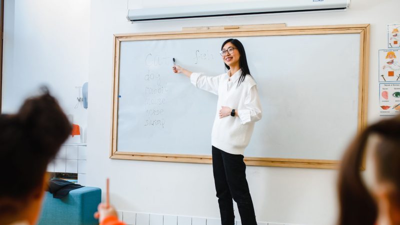 Mana yang Benar? Mari Bedah Penggunaan Huruf Kapital dalam Kalimat

