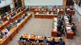 Bagaimana seorang hakim mengambil keputusan ketika tidak ada undang-undang yang mengatur suatu kasus? Pelajari tentang kekuasaan hakim dalam mengisi kekosongan hukum dan prinsip-prinsip yang melandasinya.