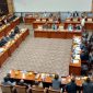 Bagaimana seorang hakim mengambil keputusan ketika tidak ada undang-undang yang mengatur suatu kasus? Pelajari tentang kekuasaan hakim dalam mengisi kekosongan hukum dan prinsip-prinsip yang melandasinya.
