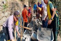 Polsek badegan gotong royong bersihkan saluran air
(Dok. Ist)