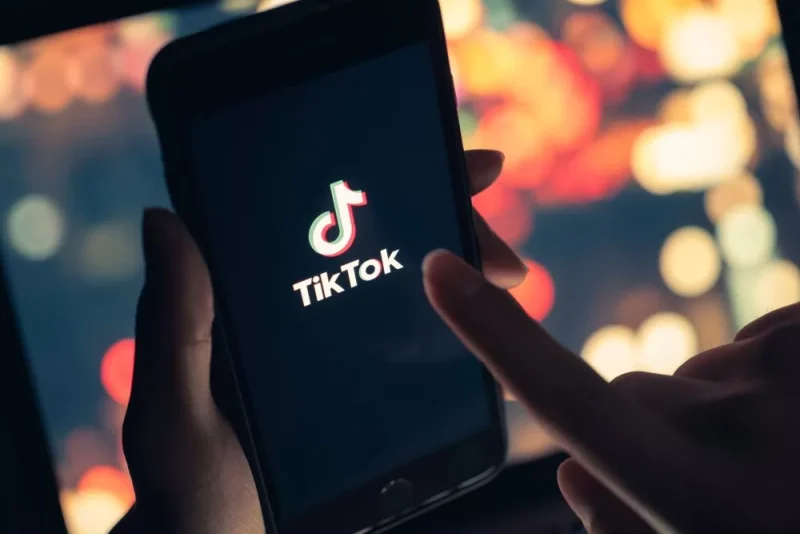 Apa keuntungan memiliki banyak pengikut di TikTok? Dari monetisasi hingga personal branding, temukan berbagai manfaat yang bisa Anda dapatkan di sini!