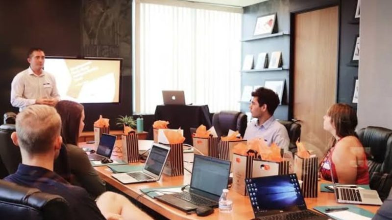 ormalisasi yang tinggi dalam suatu organisasi menunjukkan seberapa banyak tugas dan jabatan diatur dengan standar yang jelas dan prosedur baku