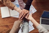 Ingin tahu bagaimana kemampuan negosiasi memengaruhi keberhasilan perusahaan? Artikel ini akan menjelaskan hubungan antara negosiasi efektif, penyelesaian konflik, dan peningkatan kinerja organisasi