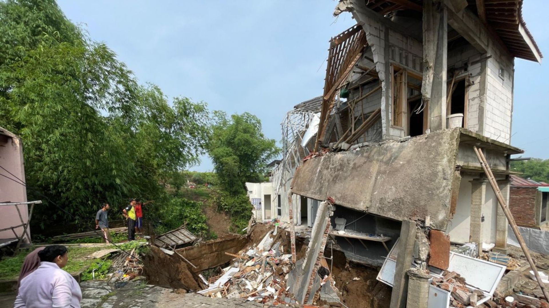 Banjir di Ponorogo Sebabkan Rumah Ambruk, Warga Mengungsi ke Tempat Aman