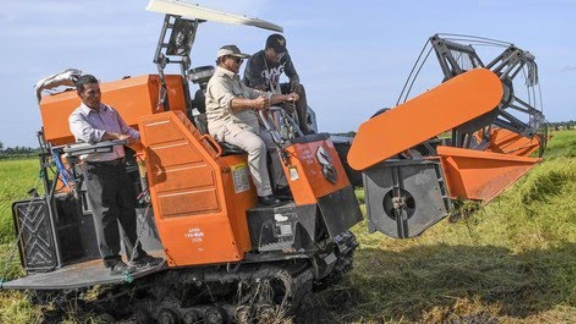 Perdana, Presiden Prabowo Subianto Uji Coba Combine Harvester
