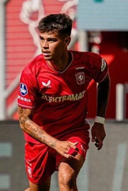 Mees Hilgers Dipastikan Bertahan di FC Twente