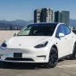 Sebutkan 3 strategi diferensiasi produk yang digunakan oleh Tesla, serta jelaskan bagaimana strategi tersebut membantu Tesla 