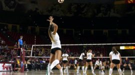 Bagaimana Cara Melakukan Servis dalam Permainan Bola Voli?