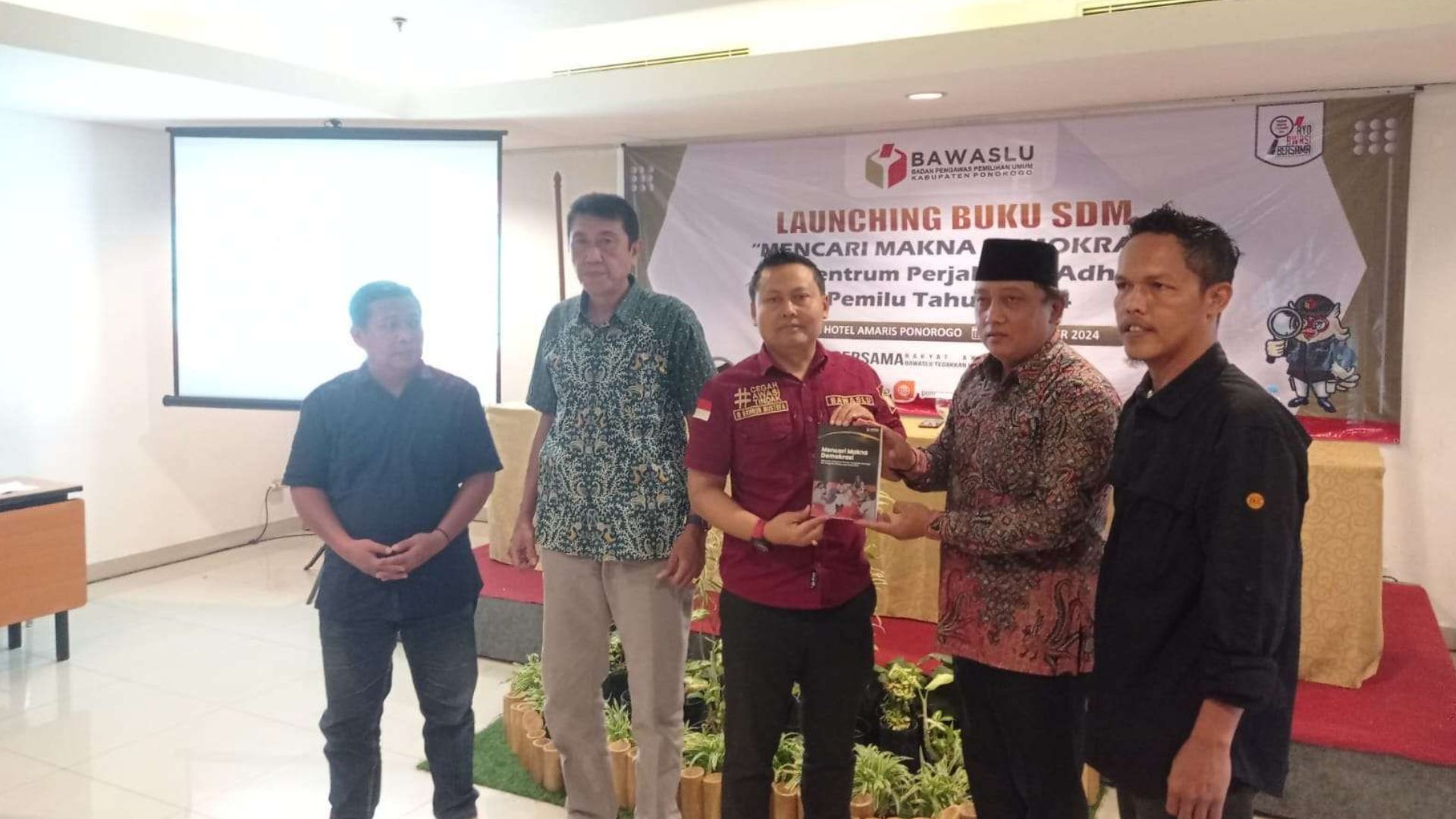 Bawaslu Ponorogo Luncurkan Buku 'Mencari Makna Demokrasi'