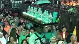 Momen penjual es teh saat berjualan di pengajian Gus Miftah (Dok. Ist)