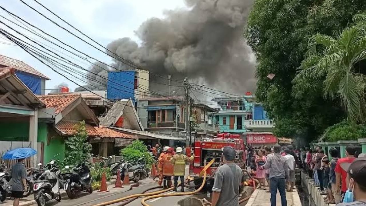 Kebakaran Hebat Hanguskan Lima Lapak Barang Bekas di Tanjung Priok